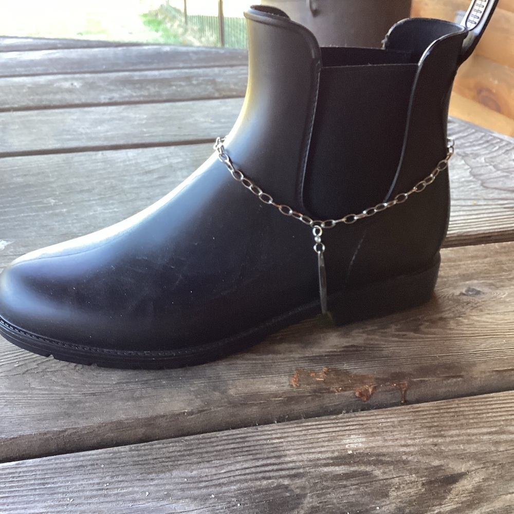 Boot chain and charm in silver tone